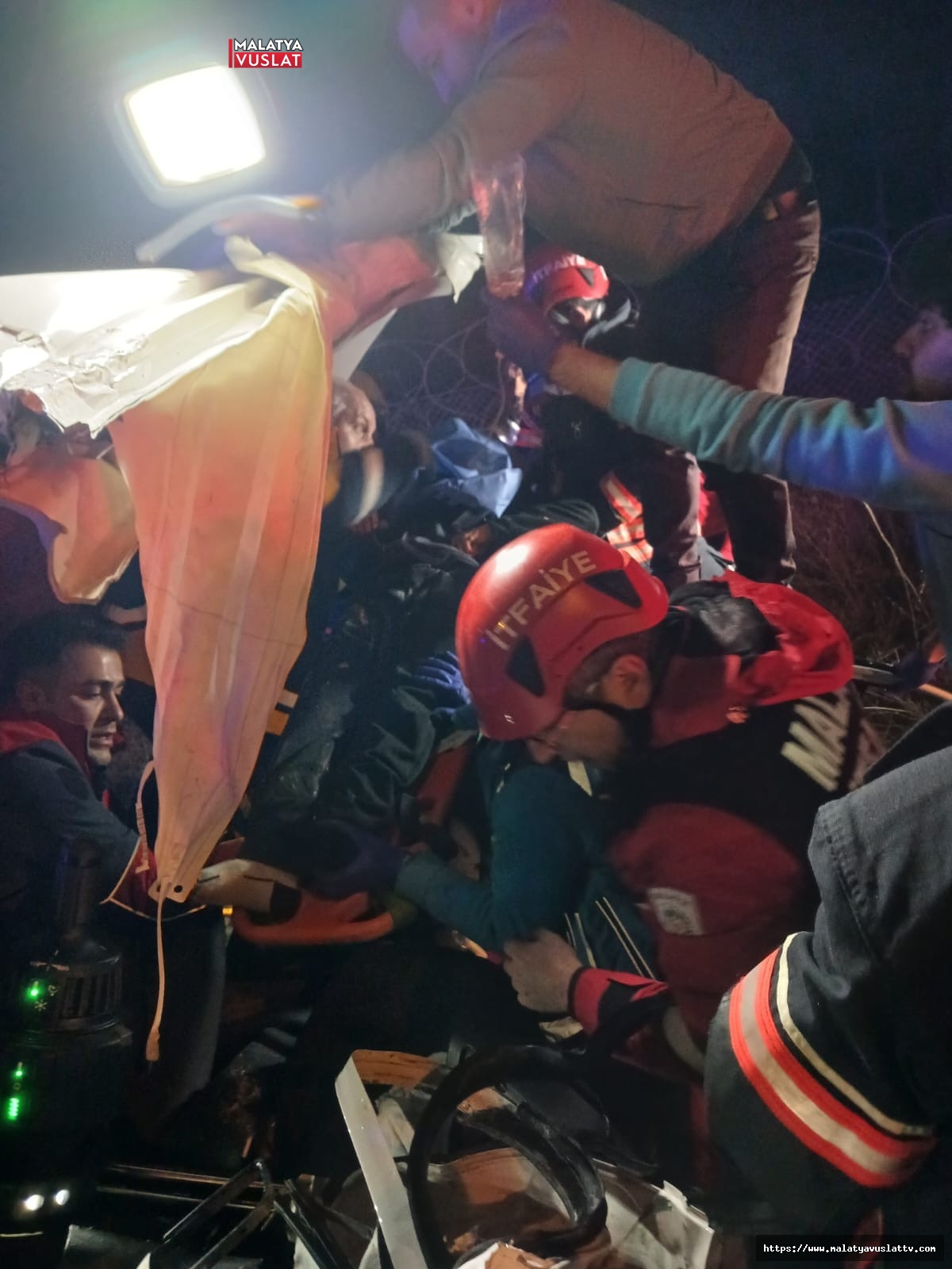 Kontrolden Çıkan Otomobil Direğe Çarptı: 1’i Ağır 2 Yaralı