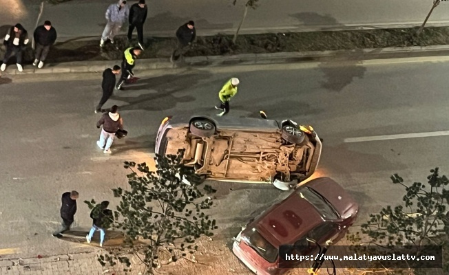 Park Halindeki Araca Çarpan Otomobil Ters Döndü: Sürücü Kaçtı