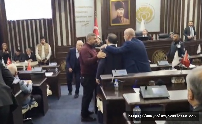 Büyükşehir Meclisi Karıştı: Göçer’in CHP’ye Sert Sözleri Tansiyonu Yükseltti!