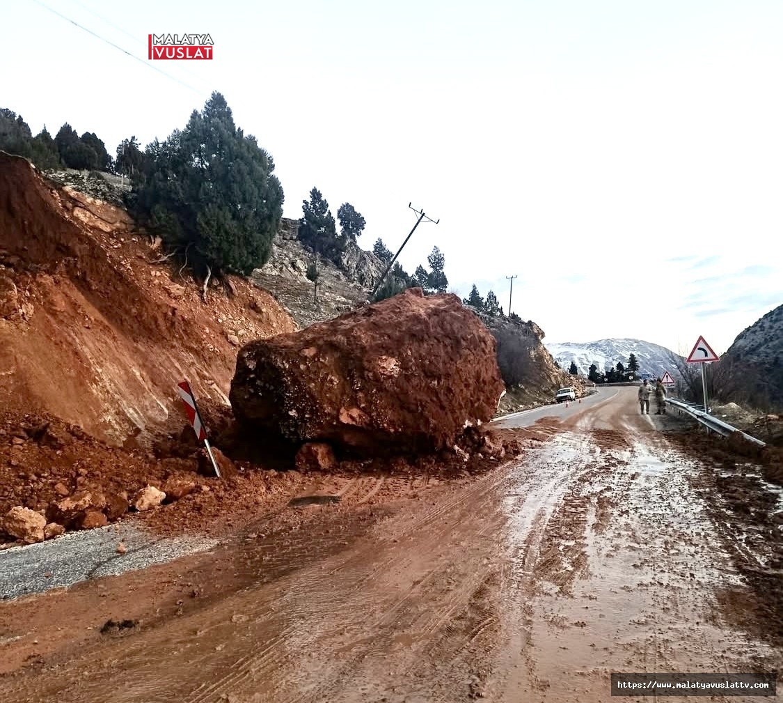 Doğanşehir’de Toprak Kayması Nedeniyle Yol Tek Şeride Düştü