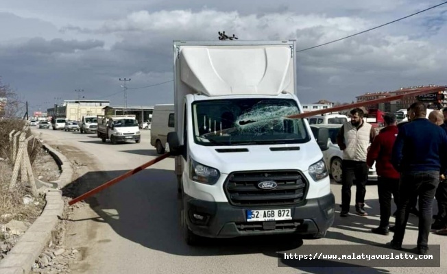 Malatya’da Rüzgarın Savurduğu Demir Parça Aracın İçine Girdi