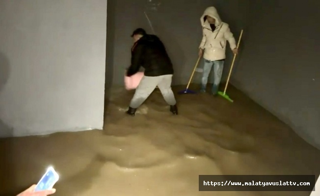 Malatya’da Sağanak Yağış Yolları Göle Çevirdi