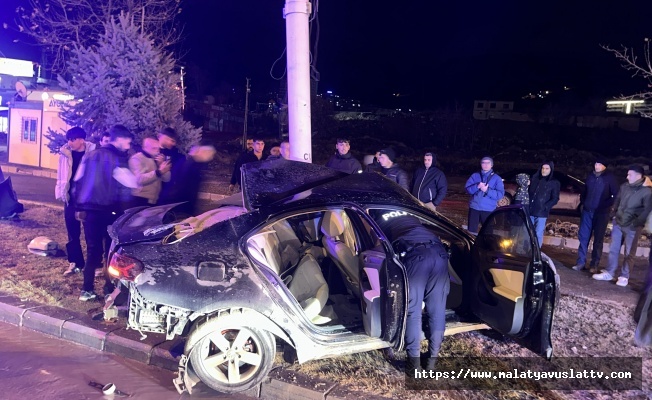 Malatya–Elazığ karayolunda otomobil Trambüs direğine çarptı: 1 yaralı