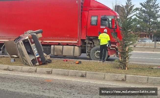 Tır ile Otomobil Çarpıştı, 1 Araç Devrildi