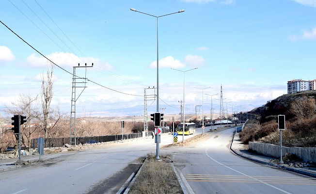 Trafiğin Yoğun Olduğu Noktalara Sinyalizasyon Sistemi Kuruluyor