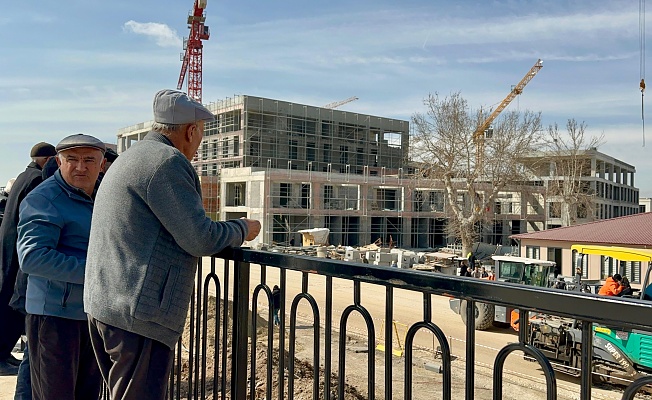 Malatya’da Yaşlılar Gün Boyu İnşaatları İzliyor