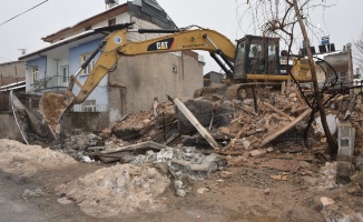Riskli ev yıkıldı