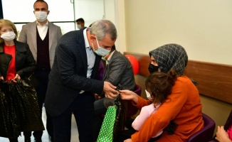 Başkan Çınar’dan Lösemi Hastası Çocuklara Ve Ailelerine Moral Ziyareti