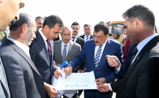 Başkan Gürkan Asfalt Çalışmalarının Yapıldığı 35 Metrelik Yolda İncelemelerde Bulundu