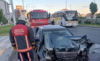 Otomobil İşçi Servisine Çarptı:1 Ölü