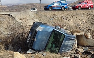 Araç Şarampole Yuvarlandı 4 Kişi Yaralandı