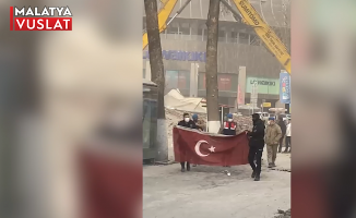 Yıkılan Binadan Türk Bayrağını Çıkardılar