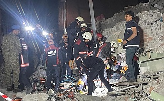 Ağır Hasarlı Bina Çöktü, 1 Kişi Hayatını Kaybetti