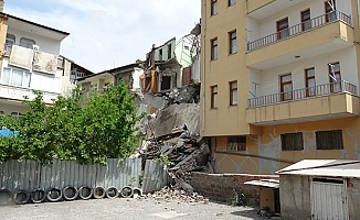 Malatya’da 4 Katlı Hasarlı Bina Çöktü