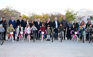 Depremzede Çocukların Yüzü Bisikletlerle Güldü