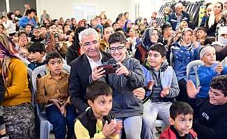 Osman Güder Depremzede Çocukların Yanında