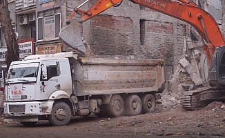 Yıkımlar Kışla Caddesi Esnafını Mağdur Ediyor