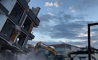 5 Katlı Bina İş Makinasının Üzerine Çöktü!