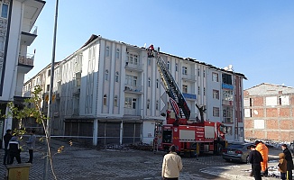 Malatya'da 4 Katlı Binanın Çatısı Çöktü