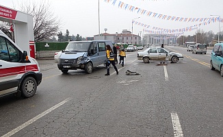 Minibüs ile Otomobil Çarpıştı: 8 Yaşındaki Çocuk Yaralandı!