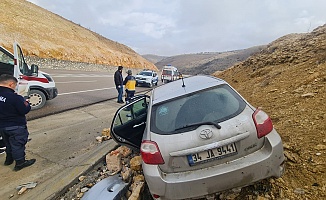 Otomobil Drenaj Kanalına Düştü, 3 Kişi Yaralandı