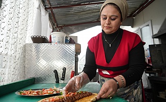 Depremin İzlerini Silebilmek İçin Başladı, Şehrin Tek Kadın Kebap Ustası Oldu