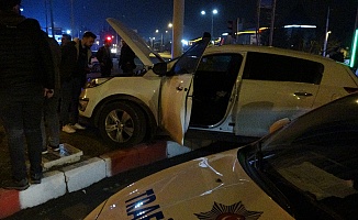 Polisin 'Dur' İhtarına Uymayan Ehliyetsiz Sürücü Kaza Yaptı