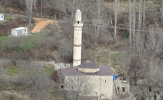 800 Yıllık Tarihi Cami Zamana Direniyor