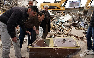 Depremde Enkazdan Çıkan Kasalar Hala Sahiplerini Bekliyor