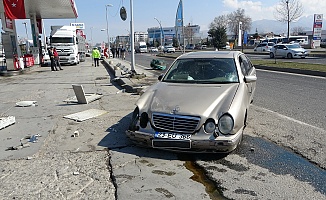 Kontrolden Çıkan Otomobil Akaryakıt İstasyonuna Daldı