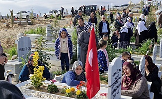 Mezarlıkta Gözyaşları Sel Oldu