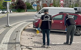 Otomobil Kaldırımda Yürüyenlerin Arasına Daldı: 1 Yaralı