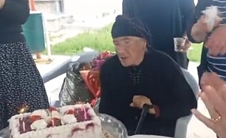102 Yaşındaki Zeliha Teyzeye Yaş Günü Kutlaması