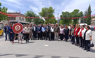 CHP’den Atatürk Anıtına Çelenk