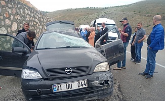 Otomobil İstinat Duvarına Çarptı: 4 Yaralı