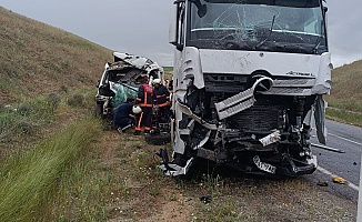 Tır ile Kamyonet Kafa Kafaya Çarpıştı: 1 Ölü