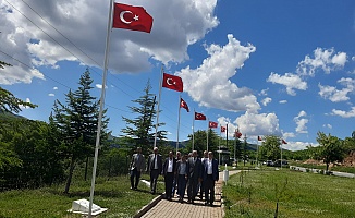 Yıllar Birbirini Kovalıyor, Yürekteki Acılar Bir türlü Dinmiyor