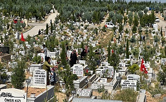 Mezarlıklarda Acı ve Hüzün Bir Arada