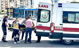 Virajı Alamayan Sürücü Refüje Çıktı, 2 yaralı