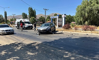 İki Otomobilin Çarpıştı Kazada 3 Kişi Yaralandı