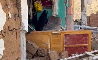 Depremde Çöken İstinat Duvarının Altında Kalan 1 Kişi Yaralandı