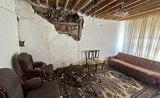 Depremde Kale İlçesinde Kerpiç Evler Hasar Gördü