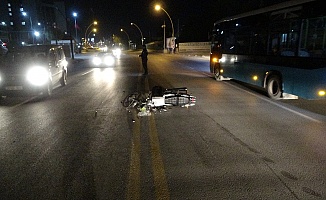 Hafif Ticari Araç İle Motosiklet Çarpıştı: 2 Yaralı