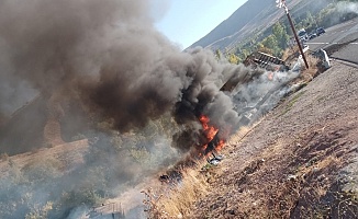 Kontrolden Çıkan Tır Şarampole Yuvarlanıp Alev Aldı: 1 Yaralı