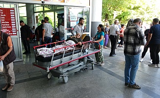 Malatya'da Depreme Hastanede Yakalanan Bazı Hastalar Dışarı Çıkarıldı