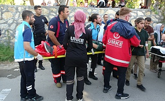 Öğrenci Servisi İle Halk Otobüsünün Kafa Kafaya Çarpıştığı Kazada 22'si Öğrenci 25 Kişi Yaralandı