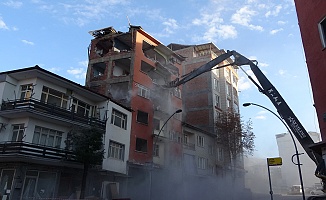 Aylardır Yıkılmayı Bekleyen O Apartman Sonunda Yıkıldı