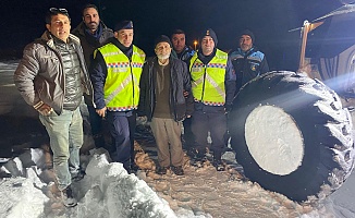 Karla Mücadele Ekipleri 75 Yaşındaki Mustafa Akıcı'ya Sağ Salim Ulaştı