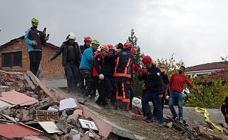 Enkaz Altında Kalan Kepçe Operatörü Çıkarıldı
