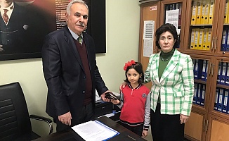 Para dolu Cüzdan Bulan İlkokul Öğrencisinden Takdir Toplayan Davranış